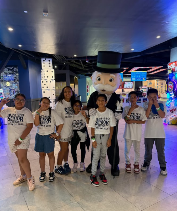 5th graders on their senior trip to Nickelodeon Universe.